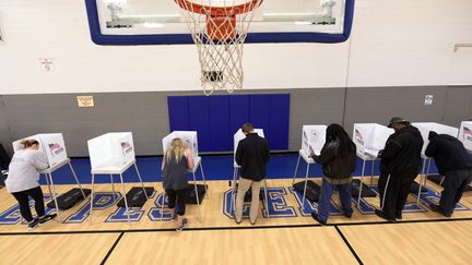 Des Américains votent à l'élection présidentielle, le 8 novembre 2016, à Greenville (Caroline du Nord).&nbsp; (JONATHAN DRAKE / REUTERS)