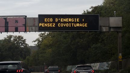 A sign on a road in Jouy-en-Josas (Yvelines) encourages carpooling, October 13, 2022. (MAGALI COHEN / HANS LUCAS / AFP)