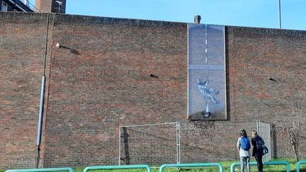 L'œuvre de l'artiste Banksy sur le mur de la prison désaffectée de Reading, le 18 février 2022.&nbsp; (RICHARD PLACE / RADIO FRANCE)