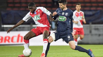 Le défenseur de Monaco Djibril Sidibe (à gauche)&nbsp;et&nbsp;le milieu de terrain de Rumilly Vallieres Mathieu Guillaud (à droite) pendant la&nbsp;demi-finale de Coupe de France au stade du Parc des Sports à Annecy, le 13 mai 2021. (PHILIPPE DESMAZES / AFP)