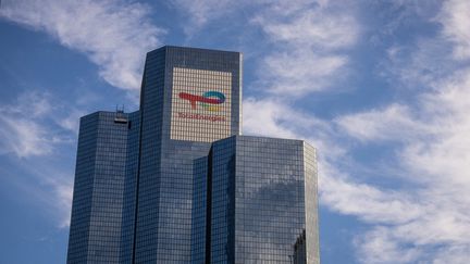 Le siège de TotalEnergies à La Défense (Hauts-de-Seine), le 11 octobre 2022. (XOSE BOUZAS / HANS LUCAS / AFP)