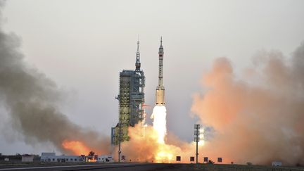 Début de la mission&nbsp;Shenzhou-11 avec le lancement en Chine de la fusée Long March-2F, le 16 octobre 2016. (STR / AFP)