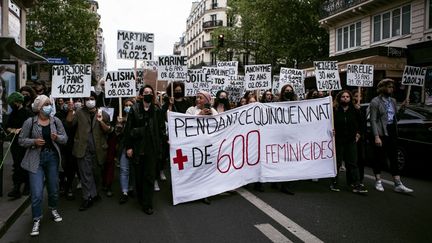 Une marche est organisée à Paris, le 25 juin 2021, pour dénoncer "l'inaction du gouvernement" face aux féminicides. (NOEMIE COISSAC / HANS LUCAS / AFP)