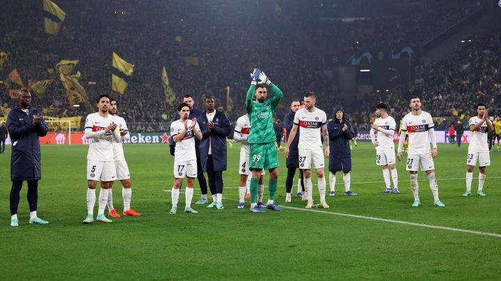 Les joueurs du PSG viennent remercier leurs supporters lors du déplacement face au Borussia Dortmund, le 13 décembre 2023. (MAXPPP)