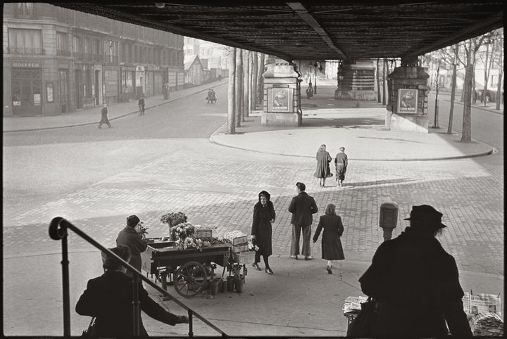 Henri Cartier-Bresson, "Sous le métro aérien, boulevard de la Chapelle", 1951 Collection Fondation Henri Cartier-Bresson&nbsp; (© Fondation Henri Cartier-Bresson/Magnum Photos)