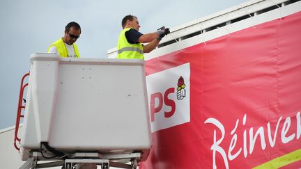 Des employ&eacute;s sur le site de l'universit&eacute; d'&eacute;t&eacute; du PS &agrave; La Rochelle, en ao&ucirc;t 2014. (XAVIER LEOTY / AFP)