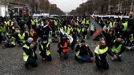 Des "gilets jaunes" manifestent avenue des Champs-Elysées, à Paris, le 29 décembre 2018 pour l'"acte 7" du mouvement.&nbsp; (SAMEER AL-DOUMY / AFP)