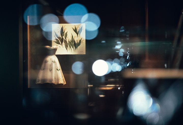 Dans une vitrine une robe Dior roéne de son muguet fétiche ans l'exposition&nbsp;"Végétal - L’École de la beauté" aux Beaux-Arts de Paris (JEAN-LUC PERREARD)