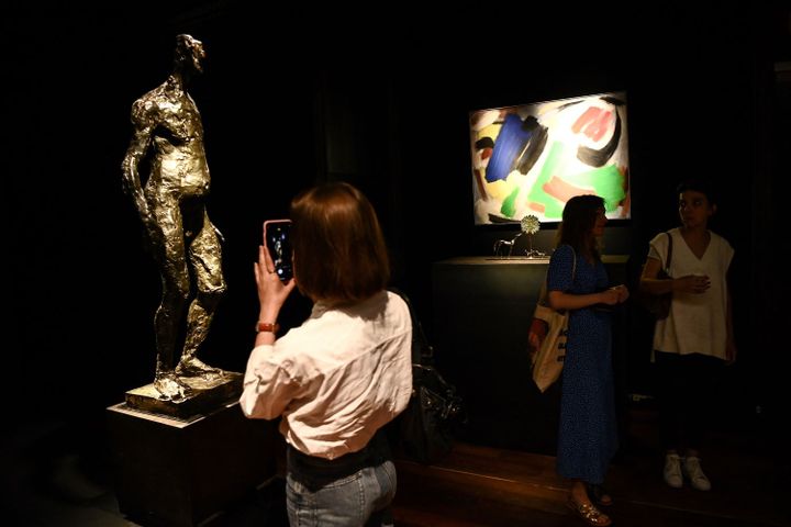 Statue de bronze "L"homme qui marche" de la sculptrice Germaine Richier (CHRISTOPHE ARCHAMBAULT / AFP)