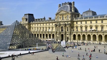 La pyramide et la façade du Louvre, à Paris (2019). (MATTES RENE / HEMIS.FR / AFP)