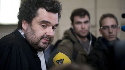 Me Thomas Klotz, avocat du&nbsp;cyber-jihadiste fran&ccedil;ais Siyad Al-Normandy, s'exprime face aux m&eacute;dias, le 4 mars 2014. (MARTIN BUREAU / AFP)