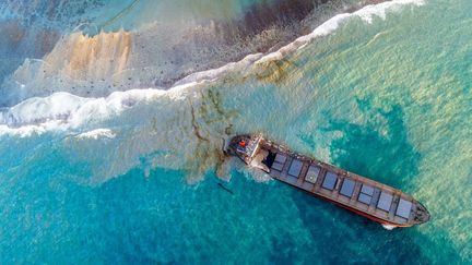 Une vue aérienne du&nbsp;MW Wakashio, le 15 août 2020 au large de l'île Maurice. (AFP)