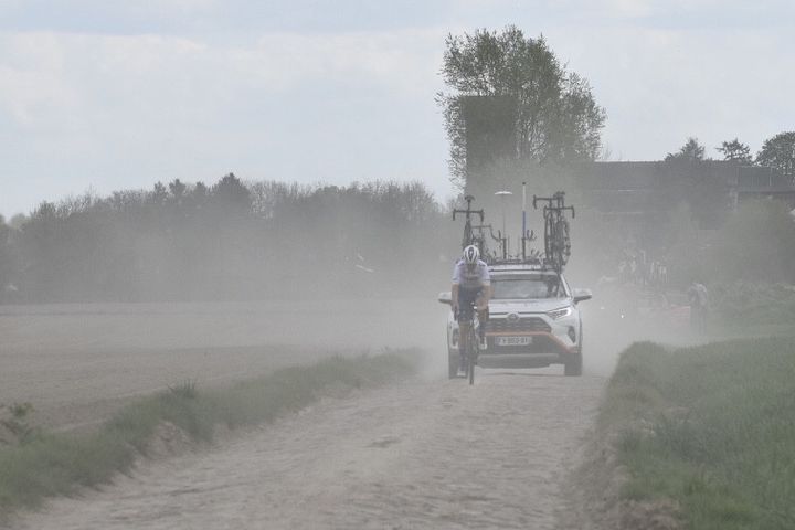 La boue a laissé place à la poussière sur les pavés de Paris-Roubaix.&nbsp; (Hortense Leblanc)