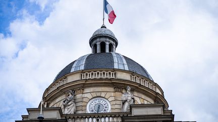 L'entrée du Sénat, le 27 juillet 2022, à Paris. (XOSE BOUZAS / HANS LUCAS / AFP)