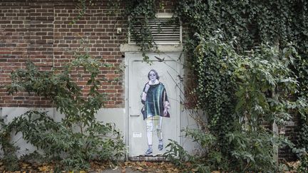 Un collage représentant Gisèle Pelicot, réalisé par l'artiste La Dame Quicolle, à Lille, le 16 octobre 2024. (SAMEER AL-DOUMY / AFP)