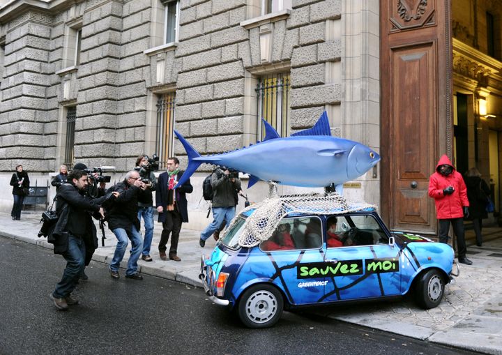 Activists from the NGO Greenpeace and their "thonmobile", in front of the Ministry of Agriculture and Fisheries, in Paris, on November 10, 2010.   (MIGUEL MEDINA / AFP)