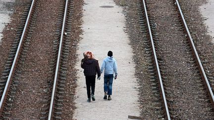 Deux migrants sur le site d'Eurotunnels à Coquelles (Pas-de-Calais), le 29 juillet 2015.&nbsp; (MAXPPP)