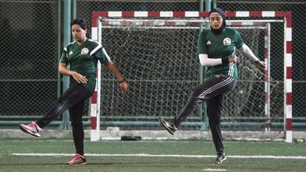 A 37 ans, Mona, qui est professeur de gymnastique, a lutté contre les préjugés pour obtenir sa licence de la Fédération internationale de Football (Fifa). Pour beaucoup d'hommes, il était inconcevable d'être arbitrés par des femmes. Aujourd'hui reconnue dans le milieu du ballon rond, elle a pu se rendre mi-juin en Ethiopie pour arbitrer un match de qualification pour la Coupe d'Afrique des Nations (CAN) féminine. Et la Commission des arbitres de la fédération égyptienne a autorisé son arbitrage pour des matches de 2e et 3e divisions masculines. Car malgré leurs compétences, ces femmes n'ont pas accès à la 1re division masculine. Pourtant, selon Hanane Hassan, égalemenent arbitre officielle de la fédération égyptienne, la présence d'une femme sur le terrain lors d'un match masculin peut contribuer à désamorcer la violence. (KHALED DESOUKI / AFP)