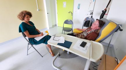 Claire Liagre en pleine séance de biographie avec Ghislaine, 63 ans. (JEROME JADOT / FRANCEINFO)