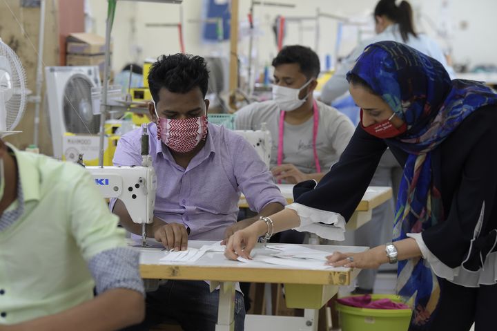 Au Bahrain, Noor Khamdan, fondatrice de BH Mask, propose des masques&nbsp;"colorés et lavables"&nbsp;d'environ 3 euros, permettant aussi de "réserver les masques chirurgicaux à ceux qui en ont le plus besoin, comme le personnel médical".&nbsp;25 avril 2020 (MAZEN MAHDI / AFP)