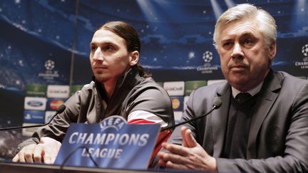 Zlatan Ibrahimovic et Carlo Ancelotti, le 1er avril 2013, lors d'une conf&eacute;rence de presse du PSG, &agrave; Paris. (KENZO TRIBOUILLARD / AFP)