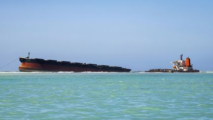 Le vraquier "MV Wakashio", échoué au large de l'île Maurice, le 16 août 2020.&nbsp; (FABIEN DUBESSAY / AFP)