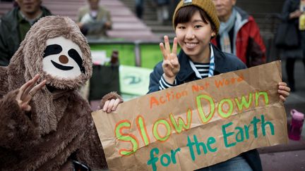 De nombreux manifestants japonais portaient des costumes d'animaux menacés, comme les paresseux. (NICOLAS DATICHE / SIPA)