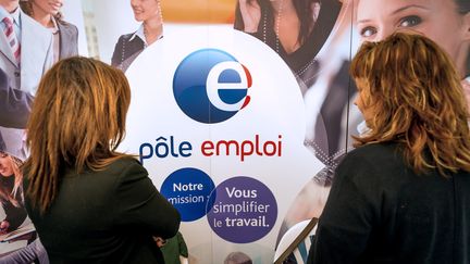 Deux femmes regardent un panneau &agrave; l'entr&eacute;e d'un bureau P&ocirc;le Emploi &agrave; Lens le 17 avril 2014. (PHILIPPE HUGUEN / AFP)