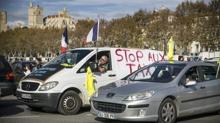 Des manifestants contre la hausse des prix des carburants dans les rues de Narbonne (Aude), dimanche 11 novembre 2018. (BIGOU GILLES / HANS LUCAS / AFP)