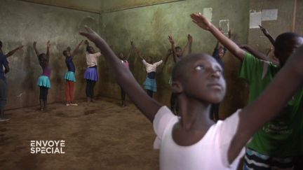 Envoyé spécial. Les petites ballerines du bidonville de Kibera