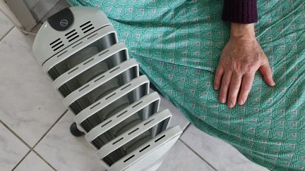 Une personne âgée installée à côté de son radiateur d'appoint dans un logement HLM à Saint-Hilaire de Clisson, le 1er septembre 2022. (MATHIEU THOMASSET / HANS LUCAS)