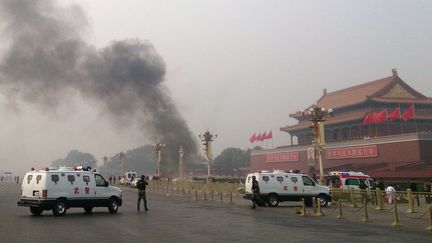 Un 4x4 en feu place Tiananmen, le 28 octobre 2013, &agrave; P&eacute;kin (Chine). (AFP)