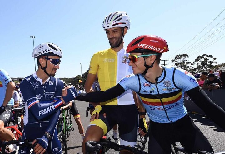 Rien Schuurhuis, surrounded by Julian Alaphilippe and Remco Evenepoel during the World Championships in Wollongong (Australia) 2022. (ATHLETICA VATICANA)