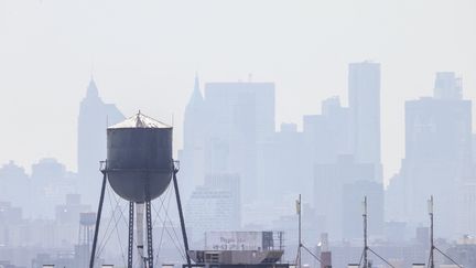 La progression des feux dans l'est du Canada provoque des nuages de fumée, le 31 mai 2023, dans le nord-est des Etats-Unis et à New York, où une alerte à l'air pollué a été émise. (SELCUK ACAR / ANADOLU AGENCY / AFP)