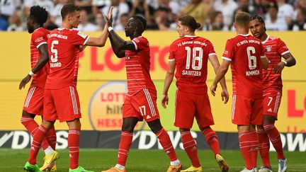 Sadio Mané et Benjamin Pavard, tous deux buteurs lors du carton du Bayern Munich face à l'Eintracht Francfort pour la première journée de Bundesliga, le 5 août 2022. (CHRISTOF STACHE / AFP)