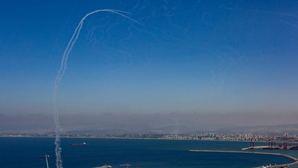 Des missiles de l'armée israliéenne en train d'intercepter des dizaines de roquettes lancées depuis le Liban sur la ville portuaire de Haïfa, au nord d'Israël, le 8 octobre 2024. (MATI MILSTEIN / NURPHOTO / AFP)