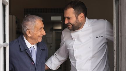 À Eugénie-les-Bains, Michel Guérard a passé la main à Hugo Souchet, à qui il rend régulièrement visite en cuisine pour dialoguer ensemble des produits et des recettes. (AC HERAUD / LES PRÉS D'EUGÉNIE)