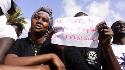 En septembre 2017 à Dakar, des manifestants réclament l'abandon du franc CFA, monnaie jugée néo-coloniale. (SEYLLOU / AFP)