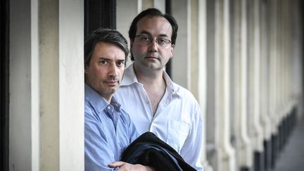 Le documentariste Gédéon Naudet (à droite) avec son frère et collègue Jules, à Paris (France) le 25 mai 2018 (STEPHANE DE SAKUTIN / AFP)