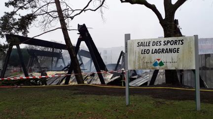 Le gymnase Léo Lagrange à Mérignac (Gironde), lundi 31 décembre 2018, au lendemain d'un incendie. (RADIO FRANCE / FANNY OHIER)