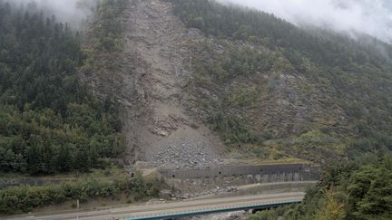 Une route de la vallée de la Maurienne (Savoie), le 28 août 2023, au lendemain de l'éboulement au niveau du village de Saint-André. (CHARLENE PERSONNAZ / AFP)