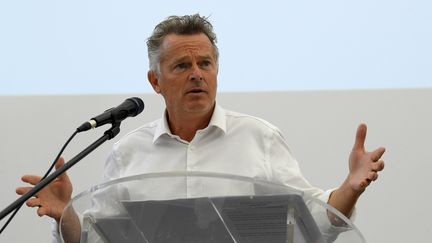 Le candidat communiste Fabien Roussel lors de l'université d'été du PCF, à Aix-en-Provence, samedi 28 août. (NICOLAS TUCAT / AFP)