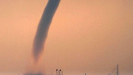 Une trombe marine au-dessus du lac Hongze (Chine), le 26 ao&ucirc;t 2012. (QUIRKY CHINA NEWS / REX / SIPA)