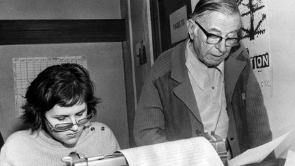 Jean-Paul Sartre, directeur de la publication&nbsp;du journal "Libération", le 5 mars 1973, avant la parution du premier numéro. (AFP)