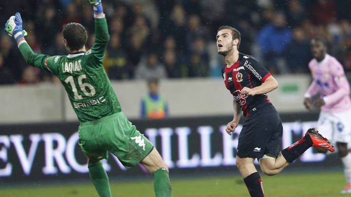 D'un lob parfaitement ajust&eacute;, Alexy Bosetti trompe Bertrand Laquait. (VALERY HACHE / AFP)