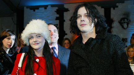 Les membres du groupe américain White Stripes, le chanteur et guitariste Jack White et la batteuse Meg White, assistent aux MTV Europe Music Awards le 6 novembre 2003 à Edimbourg, en Ecosse. (JIM WATSON / AFP)