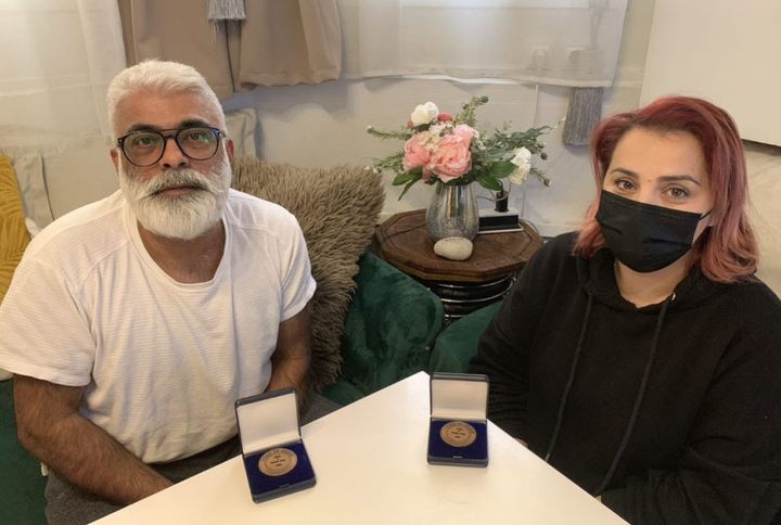 Natalia et Gabriel ont été décorés de la médaille de la Ville de Paris qui a salué le courage et la solidarité dont ils ont fait preuve le soir du 13-Novembre. (MATHILDE LEMAIRE / RADIO FRANCE)