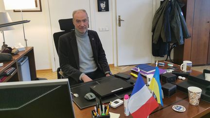 Etienne de Poncins, dans son bureau à Kiev, le 17 avril 2022. (DAPHNE ROUSSEAU / AFP)