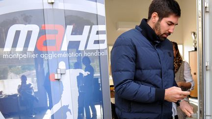 Le joueur de hand de Montpellier Nikola Karabatic &agrave; sa sortie du si&egrave;ge du club, le 30 octobre 2012. (SYLVAIN THOMAS / AFP)