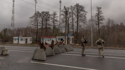 Des soldats ukrainiens montent la garde à la frontière entre l'Ukraine et la Biélorussie, le 20 février 2024. (ROMAN PILIPEY / AFP)